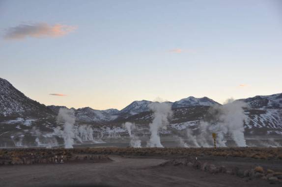 Amanhecer nos fantásticos Geisers del Tatio, na região do Atacama, no norte do Chile